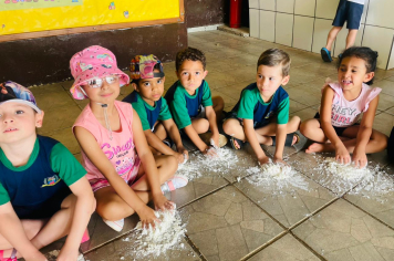 Foto - Mãos que criam: alunos da Creche e da Pré-Escola se divertem com massinhas coloridas