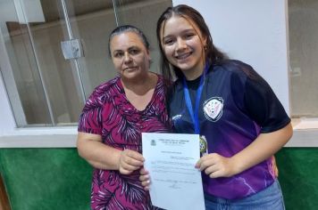 Foto - Time de Futsal Feminino de Albertina Recebe Honraria na Câmara Municipal