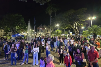 Foto relacionada - Feira Noturna leva grande público à praça e movimenta Albertina com música, sabores e convivência