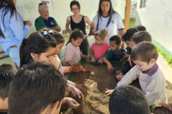 Foto - Plantio de Sementes (Dia da Árvore | Pré-Escola M. Luzia Sanches Diniz)