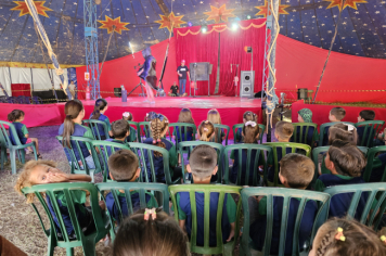 Foto - Crianças da Pré-Escola vivem dia mágico no circo em Jacutinga