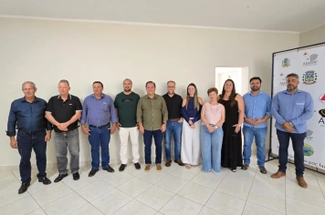 Foto relacionada - Parceria que vira asfalto: renovação de frota da AMARP reforça infraestrutura para Albertina e região