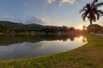 Foto - O Encanto do Pôr do Sol no Lago Municipal de Albertina