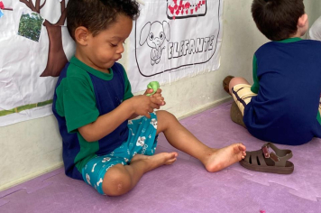 Foto - Mãos que criam: alunos da Creche e da Pré-Escola se divertem com massinhas coloridas