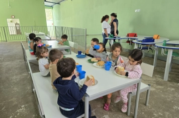 Foto - Lanche Especial de Fim de Ano – Creche Municipal Teresa Rossi