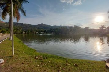 Foto - O Encanto do Pôr do Sol no Lago Municipal de Albertina