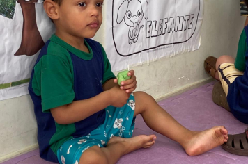 Foto - Mãos que criam: alunos da Creche e da Pré-Escola se divertem com massinhas coloridas