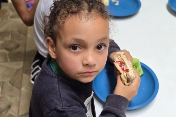 Foto relacionada - LANCHES ESPECIAIS MARCAM PROGRAMAÇÃO DE FIM DE ANO NA PRÉ-ESCOLA MUNICIPAL LUZIA SANCHES DINIZ