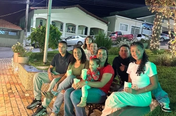 Foto relacionada - Praça Central vira cinema a céu aberto e transforma a noite em memória no Festival de Natal Albertina de Luz 2025