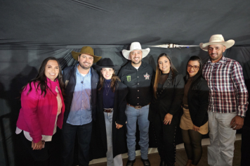 Foto - Abertura do 29º Rodeio leva emoção e espetáculo à arena!