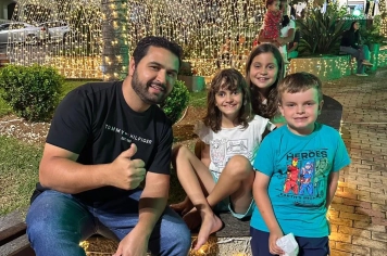 Foto relacionada - Praça Central vira cinema a céu aberto e transforma a noite em memória no Festival de Natal Albertina de Luz 2025