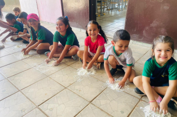 Foto - Mãos que criam: alunos da Creche e da Pré-Escola se divertem com massinhas coloridas
