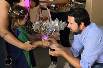 Foto - Entrega de Ovos de Páscoa Escolas Municipais