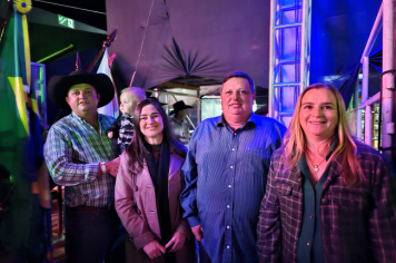 Foto - Abertura do 29º Rodeio leva emoção e espetáculo à arena!