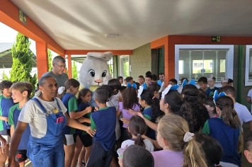 Foto - Entrega de Ovos de Páscoa Escolas Municipais