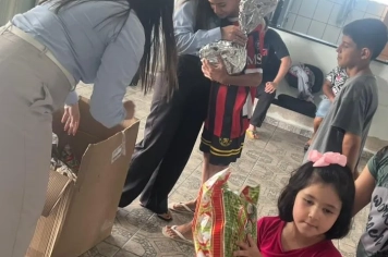 Foto - Entrega de Presentes no CRAS