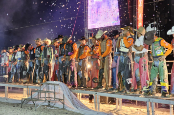 Foto - Tradição e fé embalaram o segundo dia do rodeio