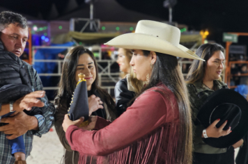 Foto - Abertura do 29º Rodeio leva emoção e espetáculo à arena!