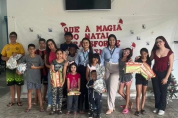 Foto - Entrega de Presentes no CRAS