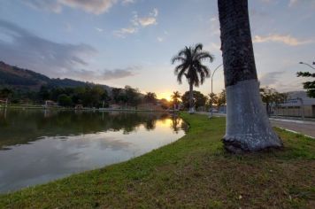 Foto - O Encanto do Pôr do Sol no Lago Municipal de Albertina