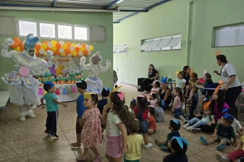 Foto - Entrega de Ovos de Páscoa Escolas Municipais