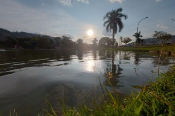 Foto - O Encanto do Pôr do Sol no Lago Municipal de Albertina