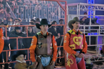 Foto - Abertura do 29º Rodeio leva emoção e espetáculo à arena!