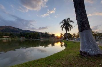 Foto - O Encanto do Pôr do Sol no Lago Municipal de Albertina