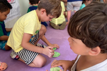 Foto - Mãos que criam: alunos da Creche e da Pré-Escola se divertem com massinhas coloridas