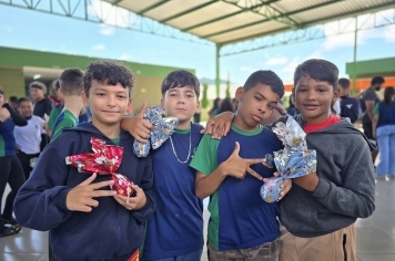 Foto - Entrega de Ovos de Páscoa Escolas Municipais