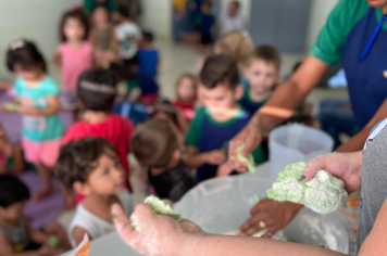 Foto - Mãos que criam: alunos da Creche e da Pré-Escola se divertem com massinhas coloridas