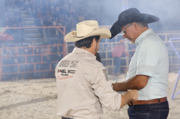 Foto - Abertura do 29º Rodeio leva emoção e espetáculo à arena!