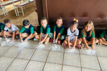 Foto - Mãos que criam: alunos da Creche e da Pré-Escola se divertem com massinhas coloridas