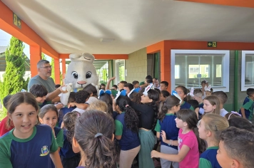 Foto - Entrega de Ovos de Páscoa Escolas Municipais