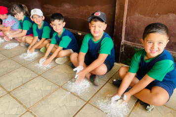 Foto - Mãos que criam: alunos da Creche e da Pré-Escola se divertem com massinhas coloridas
