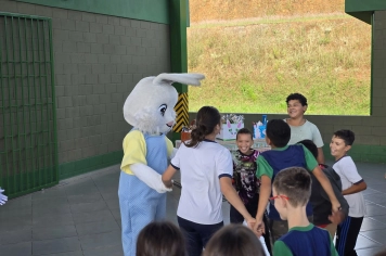 Foto - Entrega de Ovos de Páscoa Escolas Municipais