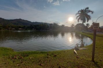 Foto - O Encanto do Pôr do Sol no Lago Municipal de Albertina