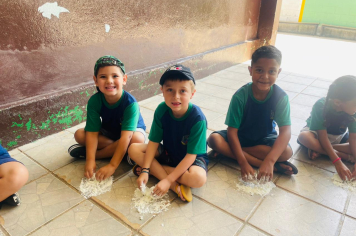 Foto - Mãos que criam: alunos da Creche e da Pré-Escola se divertem com massinhas coloridas