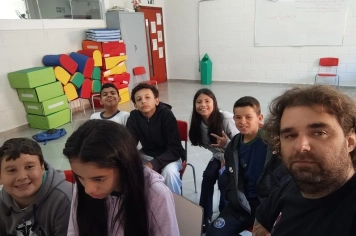 Foto relacionada - Aula de piano encanta alunos da Escola Municipal Antonio Ferreira