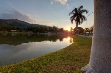 Foto - O Encanto do Pôr do Sol no Lago Municipal de Albertina