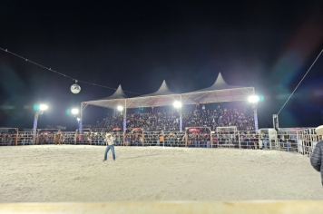 Foto - Abertura do 29º Rodeio leva emoção e espetáculo à arena!