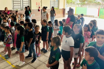 Foto relacionada - Pequenos cidadãos em ação: Pré-Escola Luzia Sanches Diniz trabalha Consciência Negra na Hora Cívica