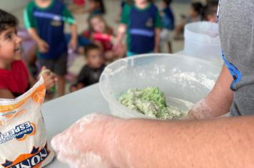Foto - Mãos que criam: alunos da Creche e da Pré-Escola se divertem com massinhas coloridas