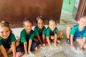 Foto - Mãos que criam: alunos da Creche e da Pré-Escola se divertem com massinhas coloridas