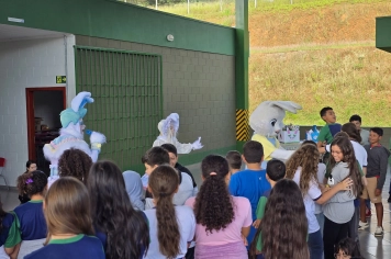 Foto - Entrega de Ovos de Páscoa Escolas Municipais