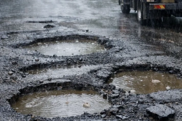 Operação Tapa-Buraco é suspensa temporariamente devido às chuvas em Albertina