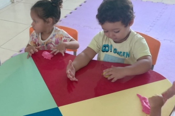 Criatividade e Aprendizado: Crianças da Creche Produzem Massinha Caseira em Atividade Sensorial