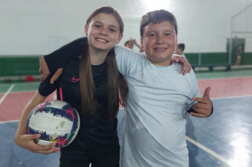 Esporte que Forma, Une e Transforma: Treino de Vôlei Movimenta o Poliesportivo em Albertina