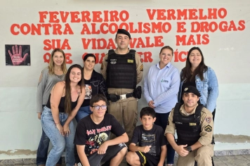 Roda de conversa com a Polícia Militar no CRAS destacou que prevenção é o melhor cuidado contra álcool e drogas.