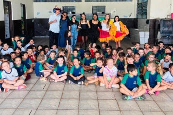 Teatro encanta crianças da Pré-Escola Luzia Sanches Diniz com “Os Saltimbancos”
